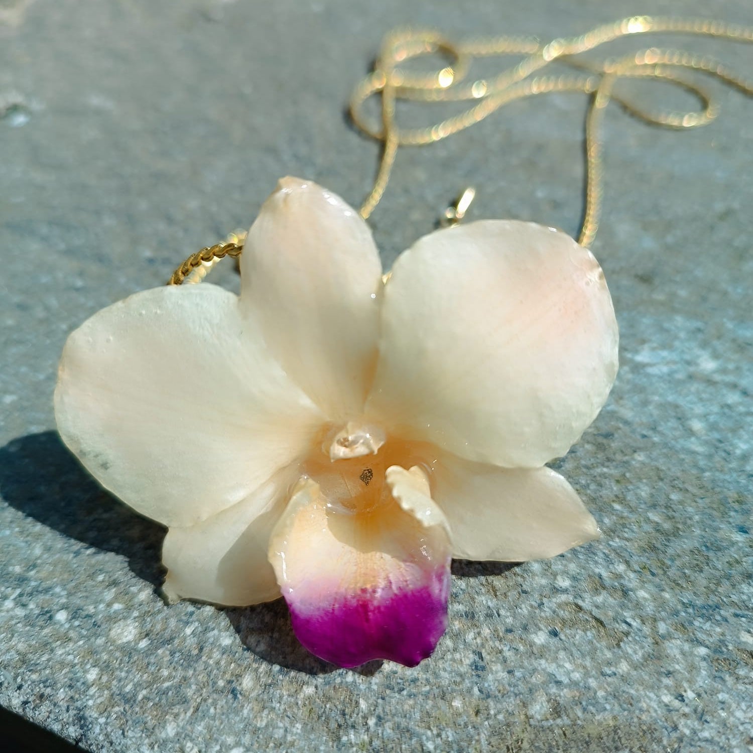 collana orchidea stellata bianca riflessi rosa resina saliscendi regolabile elegante