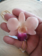 Collana Orchidea Stellata Bianca con Riflessi Rosa in Resina e Saliscendi Regolabile – Gioiello Elegante