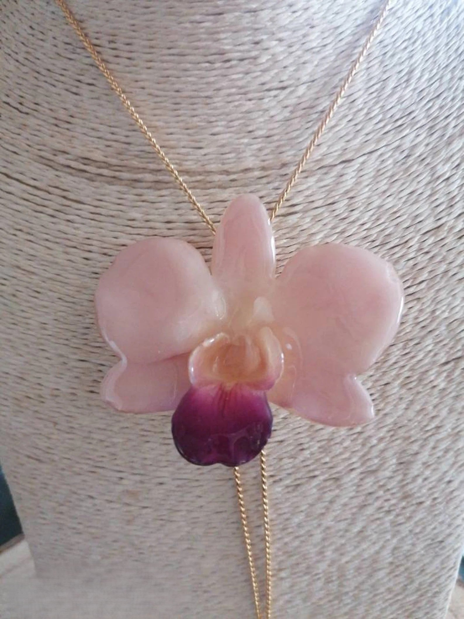 collana orchidea stellata bianca riflessi rosa resina saliscendi regolabile elegante