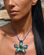 collana orchidea tiger azzurra resina riflessi verdi laccio pelle viola elegante rara