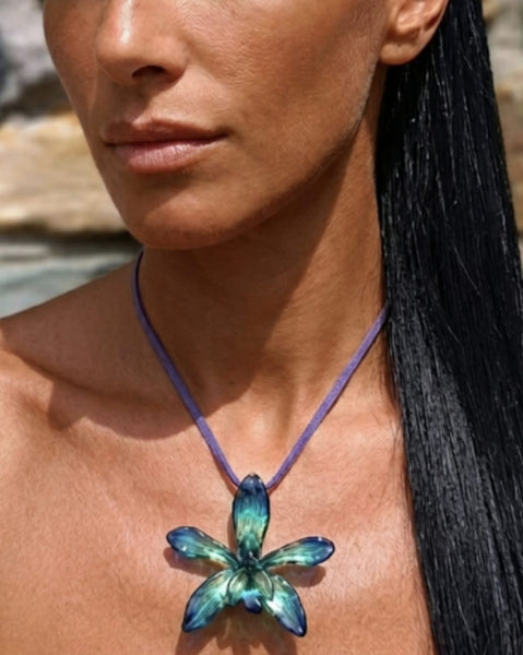 collana orchidea tiger azzurra resina riflessi verdi laccio pelle viola elegante rara