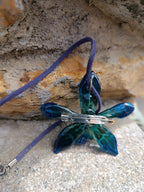 Collana Orchidea Tiger Azzurra in Resina con Riflessi Verdi e Laccio in Pelle Viola – Gioiello Botanico Raro