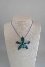 collana orchidea tiger azzurra resina riflessi verdi laccio pelle viola elegante rara