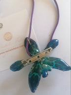 collana orchidea tiger azzurra resina riflessi verdi laccio pelle viola elegante rara