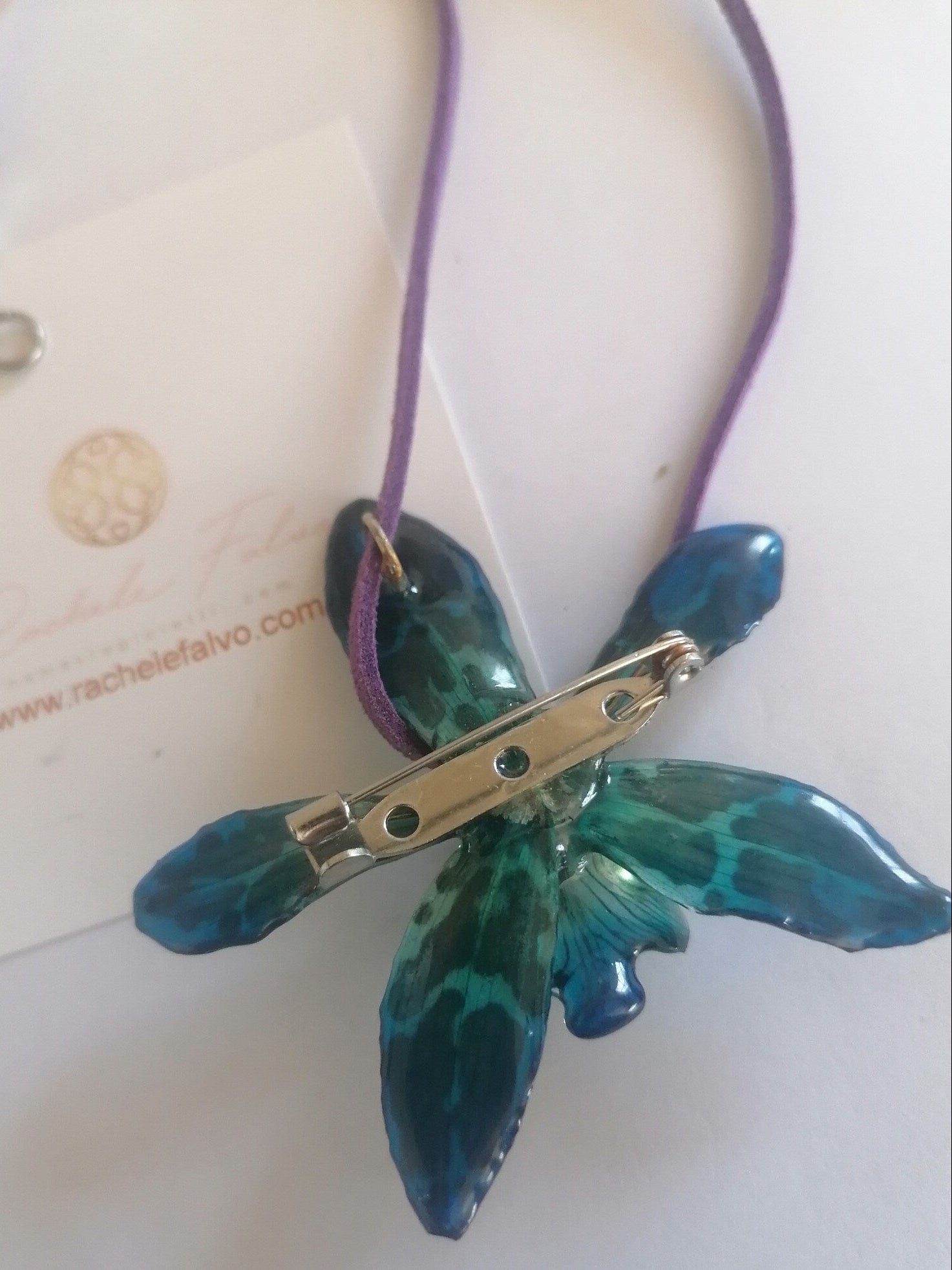 collana orchidea tiger azzurra resina riflessi verdi laccio pelle viola elegante rara