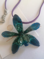 collana orchidea tiger azzurra resina riflessi verdi laccio pelle viola elegante rara