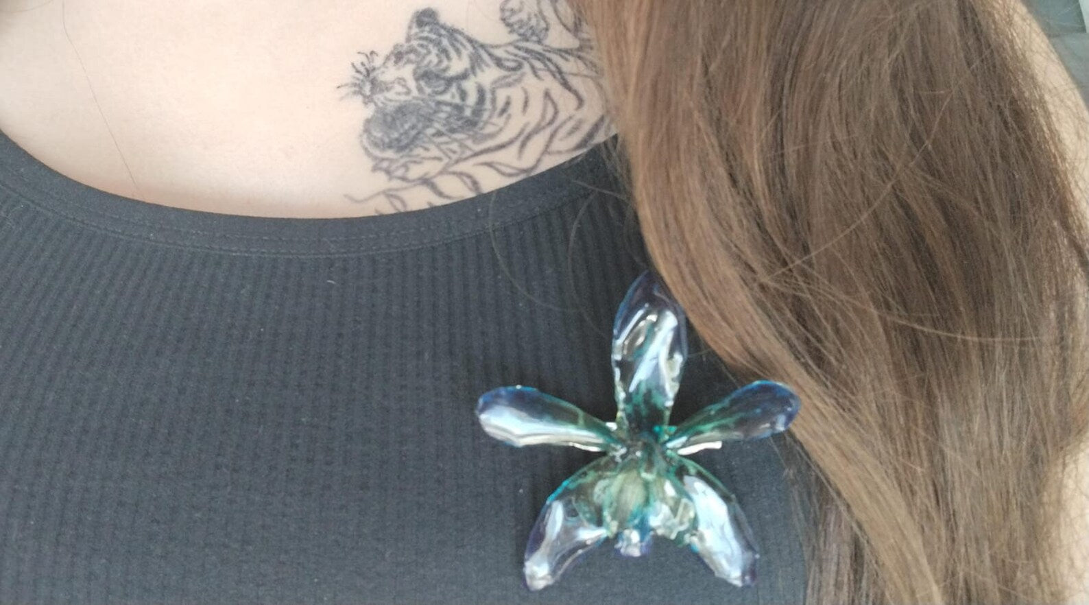 collana orchidea tiger azzurra resina riflessi verdi laccio pelle viola elegante rara