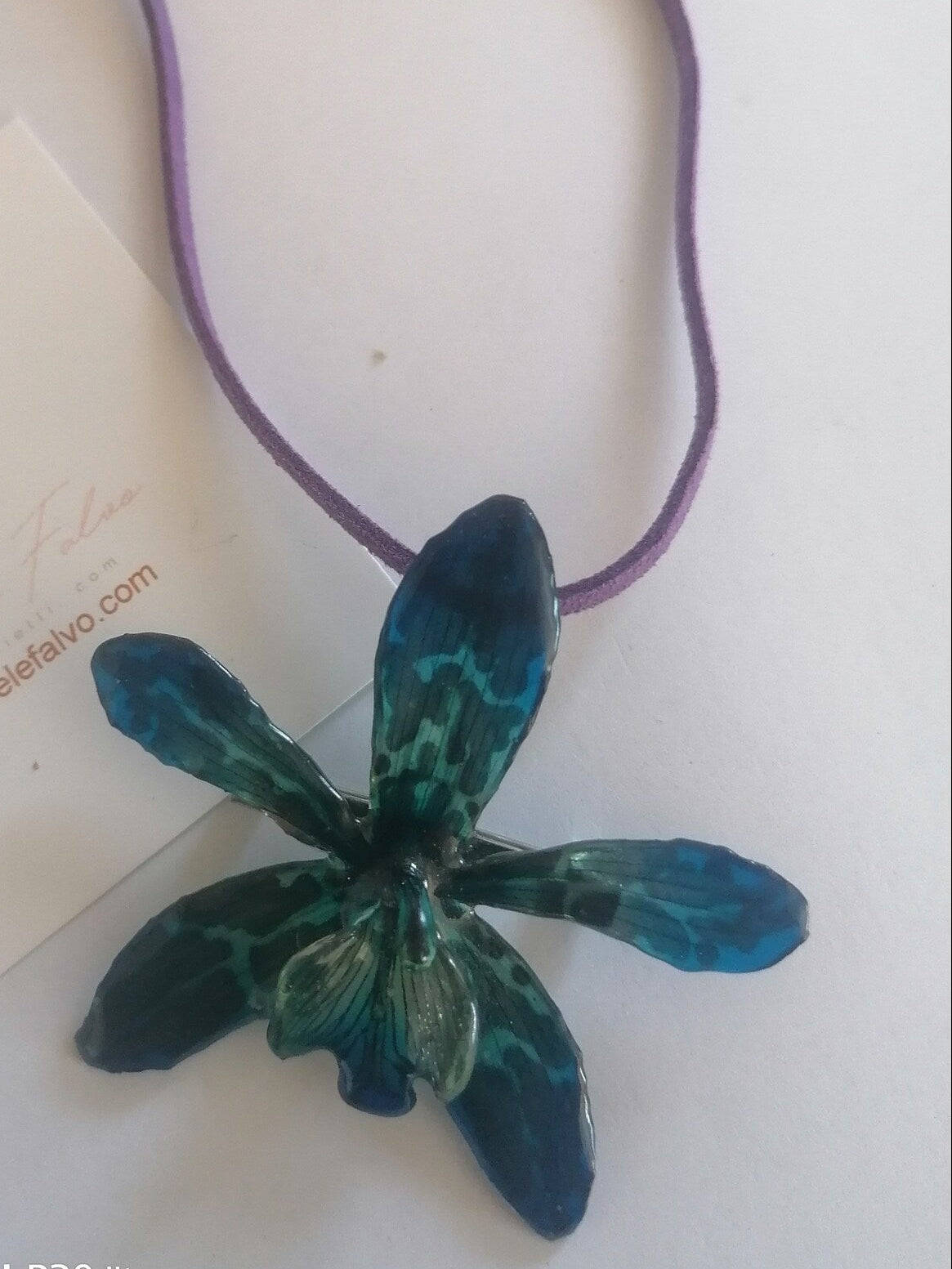 collana orchidea tiger azzurra resina riflessi verdi laccio pelle viola elegante rara