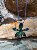 collana orchidea tiger azzurra resina riflessi verdi laccio pelle viola elegante rara