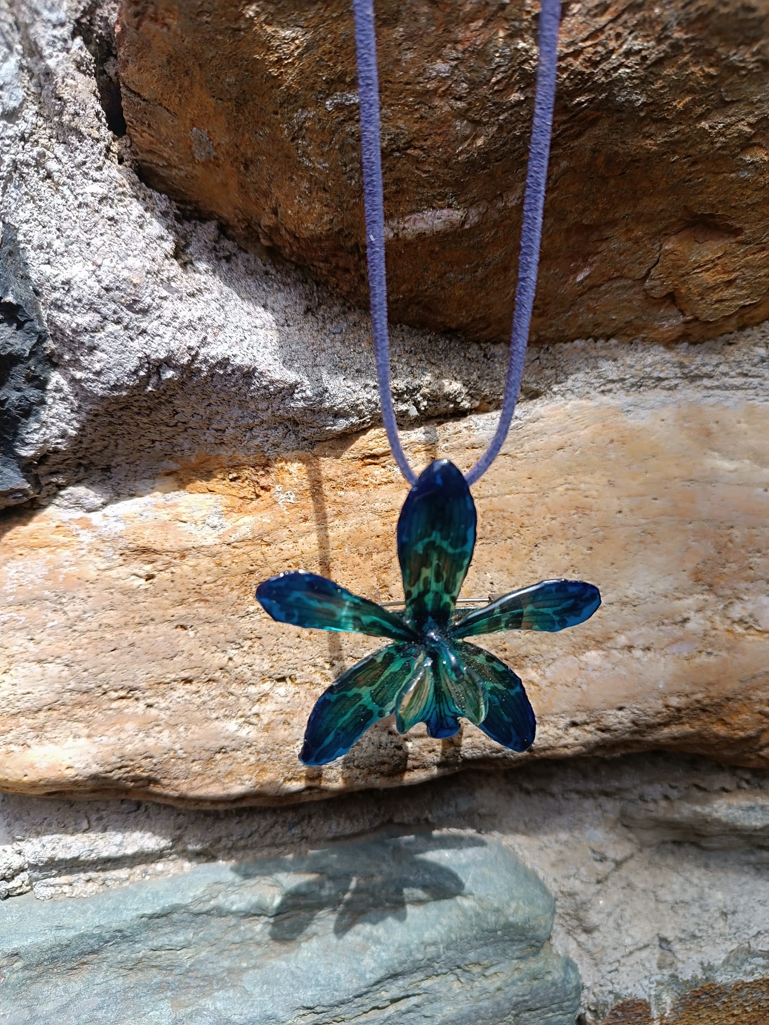 collana orchidea tiger azzurra resina riflessi verdi laccio pelle viola elegante rara
