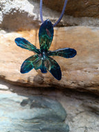 collana orchidea tiger azzurra resina riflessi verdi laccio pelle viola elegante rara