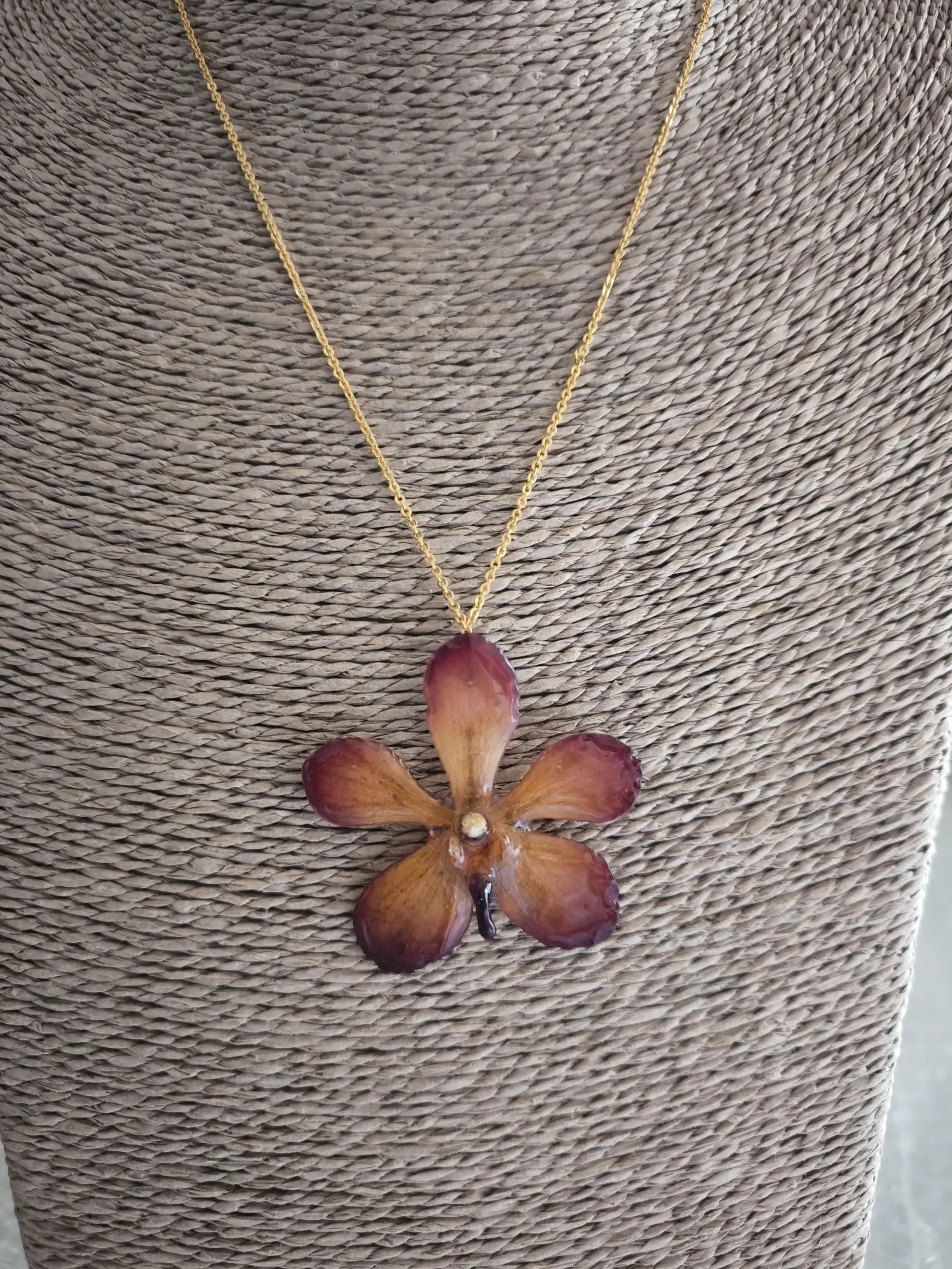 collana orchidea vanda arancio marrone resina catenina oro galvanico elegante