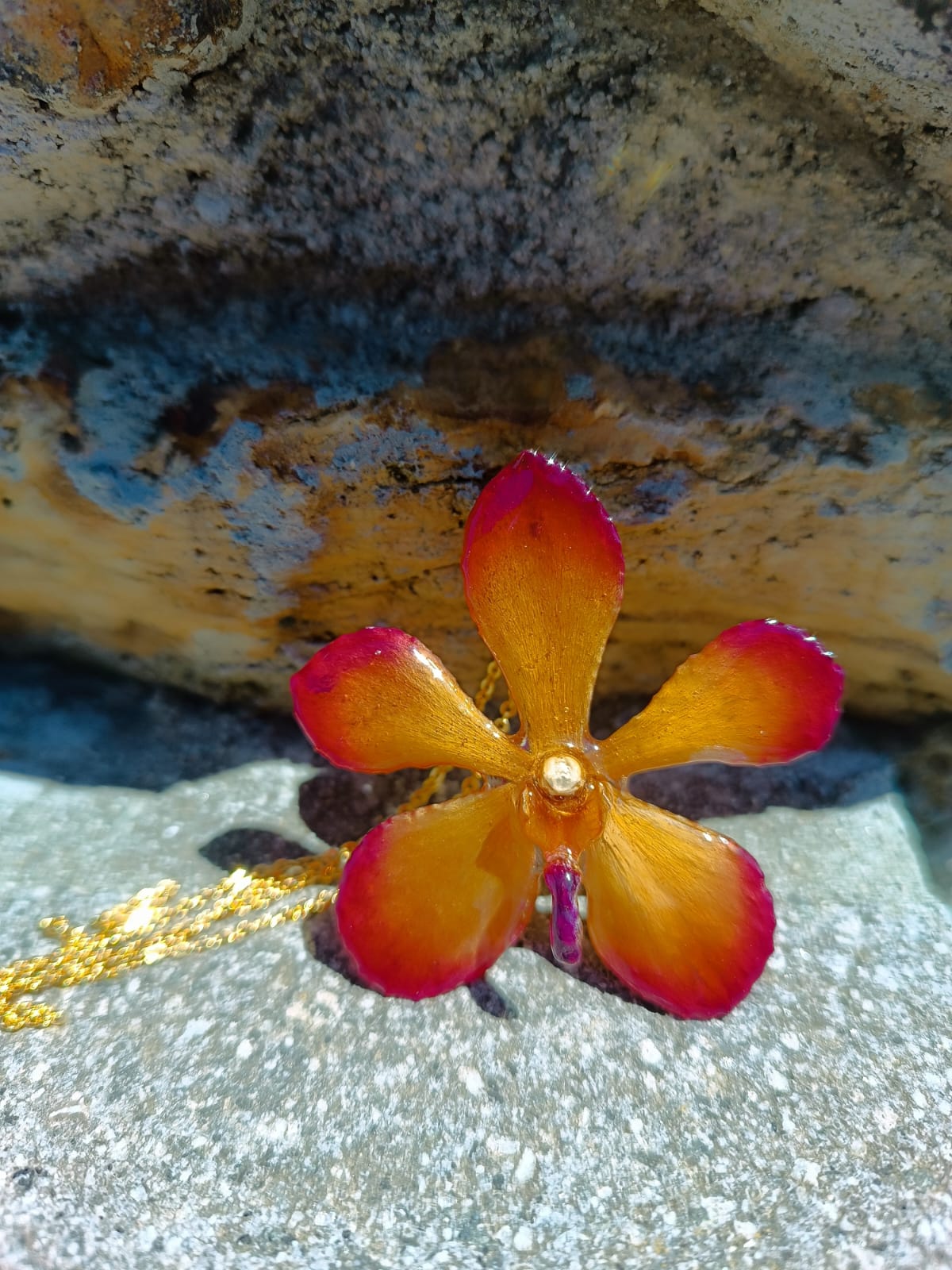 collana orchidea vanda arancio marrone resina catenina oro galvanico elegante
