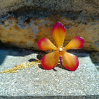 collana orchidea vanda arancio marrone resina catenina oro galvanico elegante
