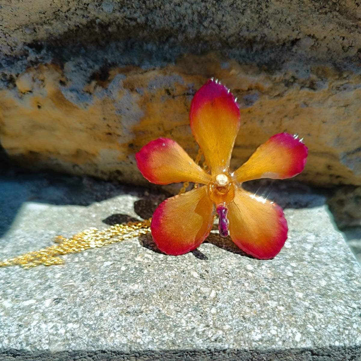 collana orchidea vanda arancio marrone resina catenina oro galvanico elegante