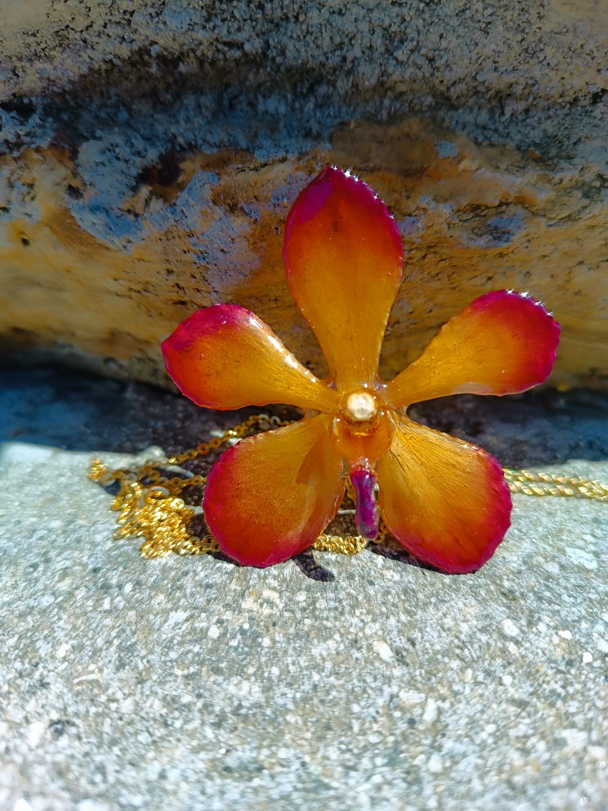 collana orchidea vanda arancio marrone resina catenina oro galvanico elegante