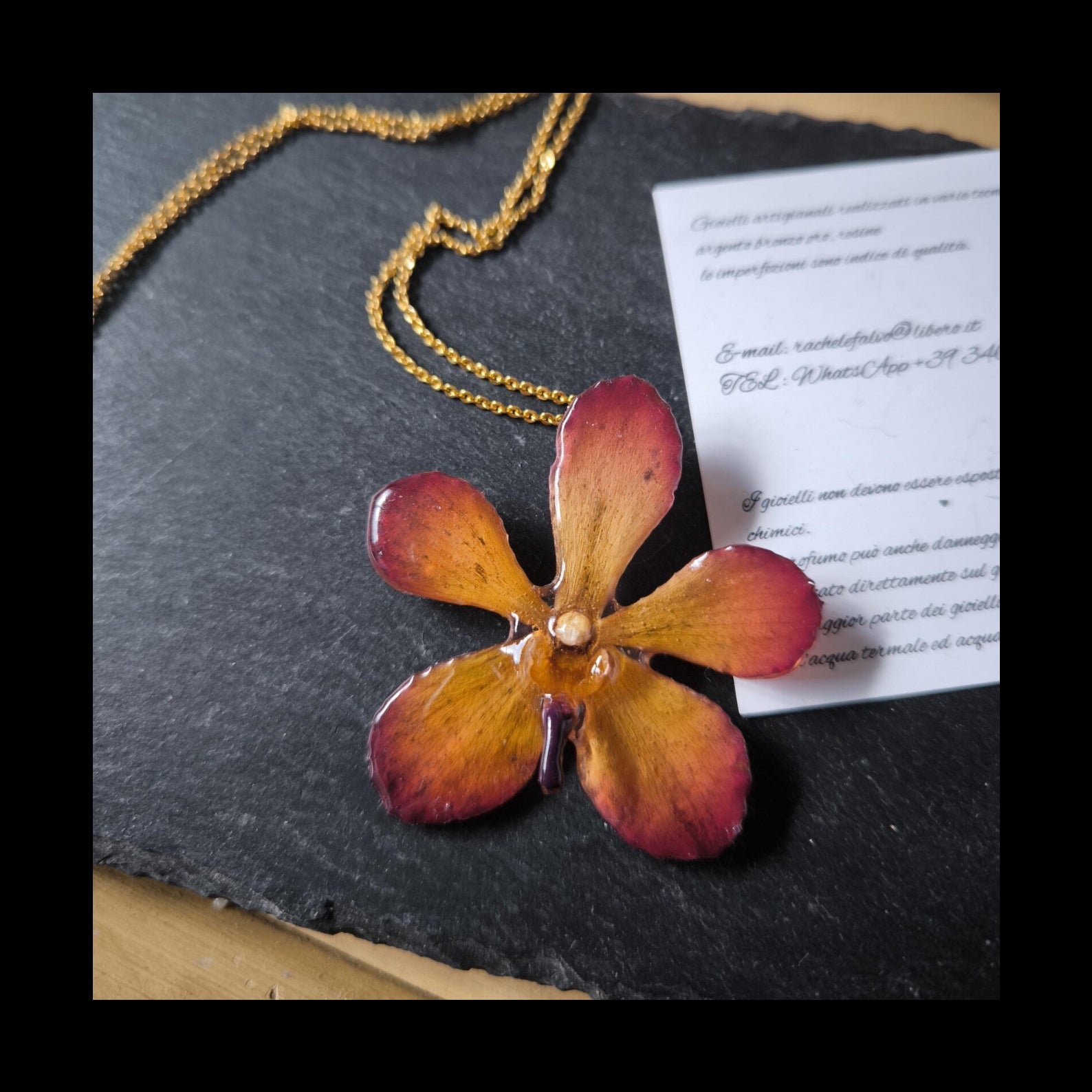 collana orchidea vanda arancio marrone resina catenina oro galvanico elegante