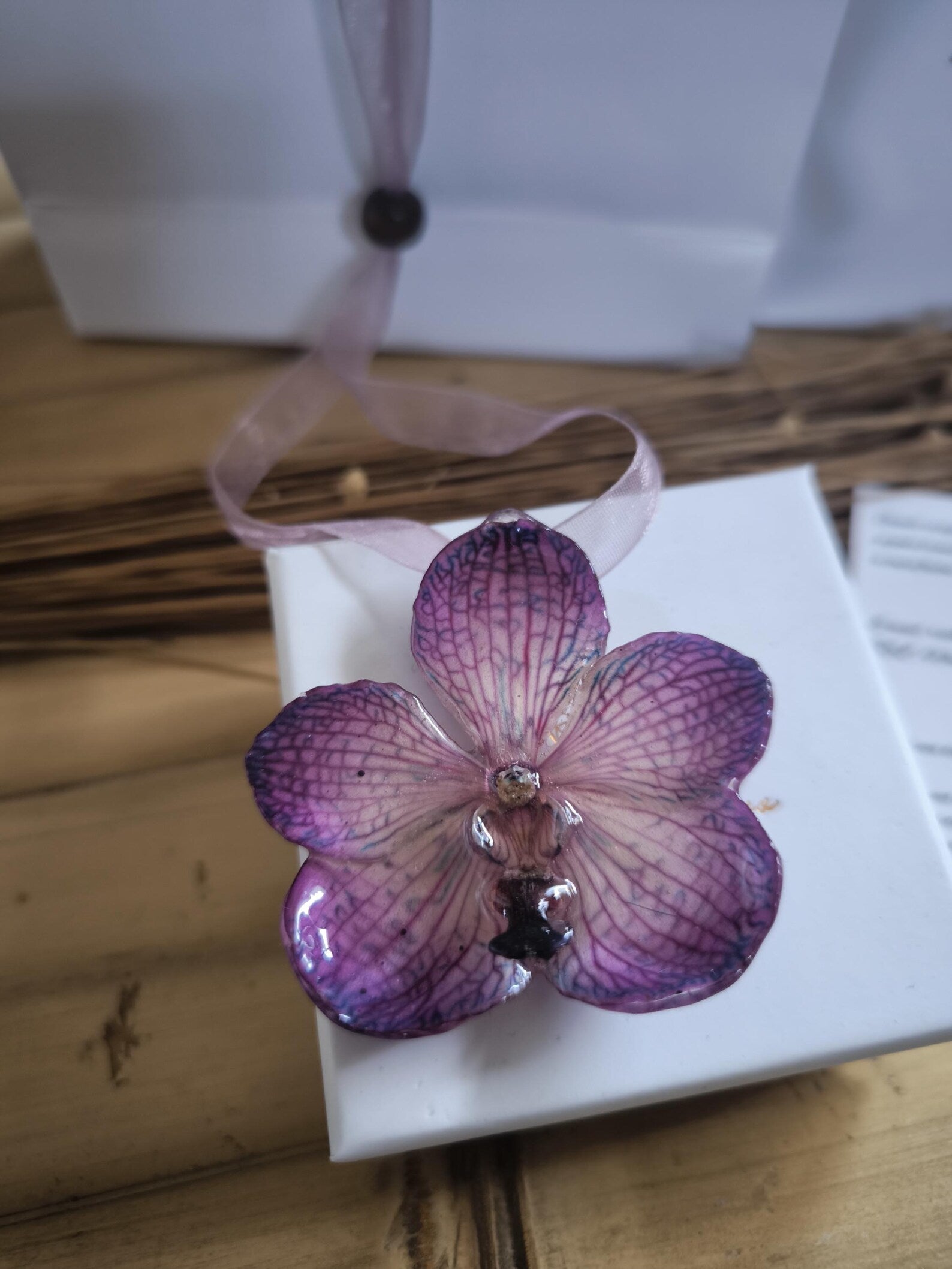 Collana Orchidea Vanda Viola Naturale con Saliscendi in Filo Organza 