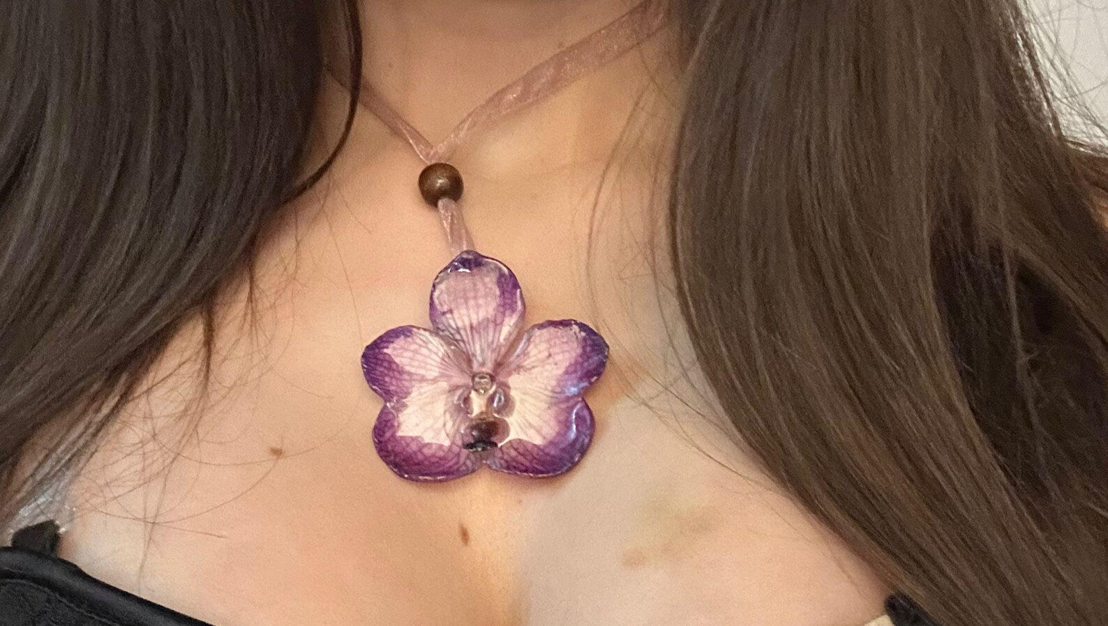 Collana Orchidea Vanda Viola Naturale con Saliscendi in Filo Organza 
