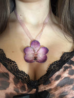Collana Orchidea Vanda Viola Naturale con Saliscendi in Filo Organza 