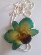 Collana con orchidea verde e gialla con bocca viola in resina e saliscendi in argento galvanizzato