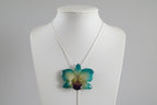 Collana con orchidea verde e gialla con bocca viola in resina e saliscendi in argento galvanizzato