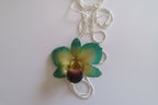Collana con orchidea verde e gialla con bocca viola in resina e saliscendi in argento galvanizzato