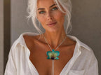 Collana con orchidea verde e gialla con bocca viola in resina e saliscendi in argento galvanizzato