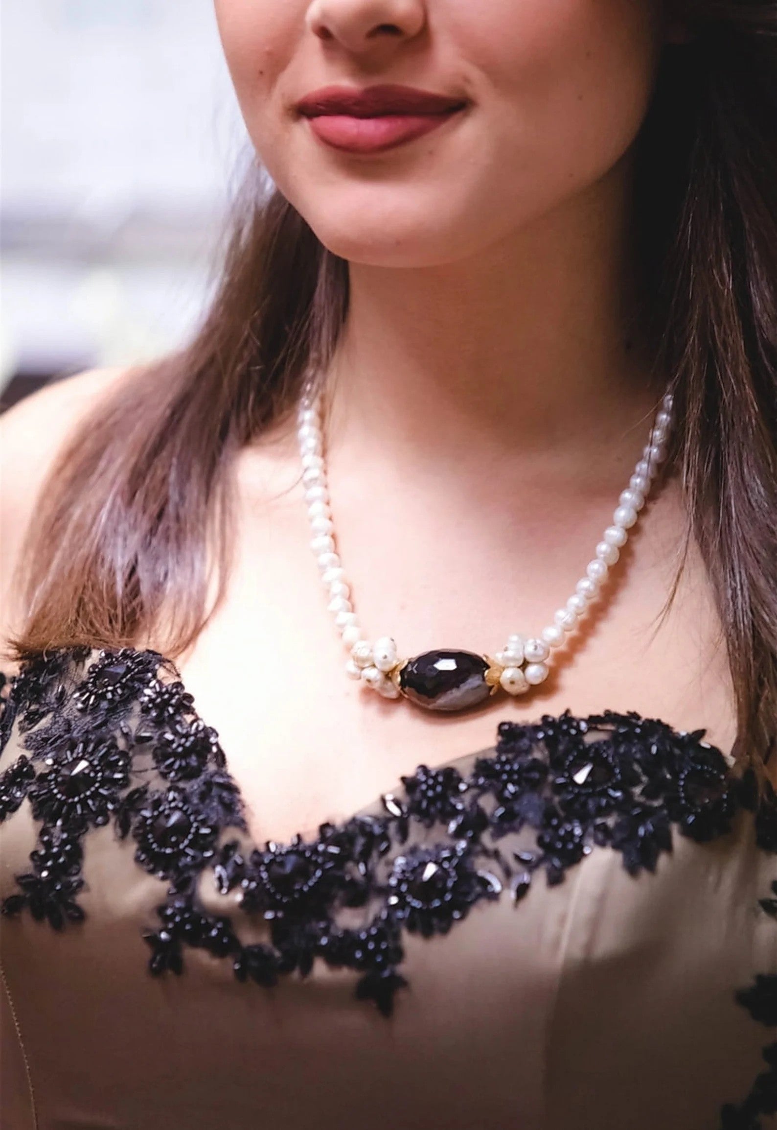 Collana in oro su bronzo con onice naturale viola blu nero e perle bianche