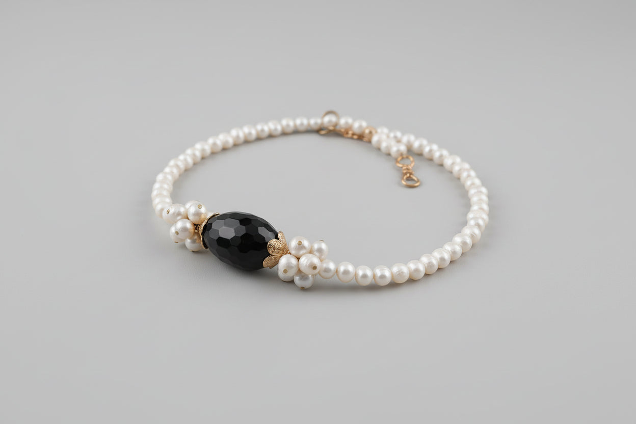 Collana in oro su bronzo con onice naturale viola blu nero e perle bianche