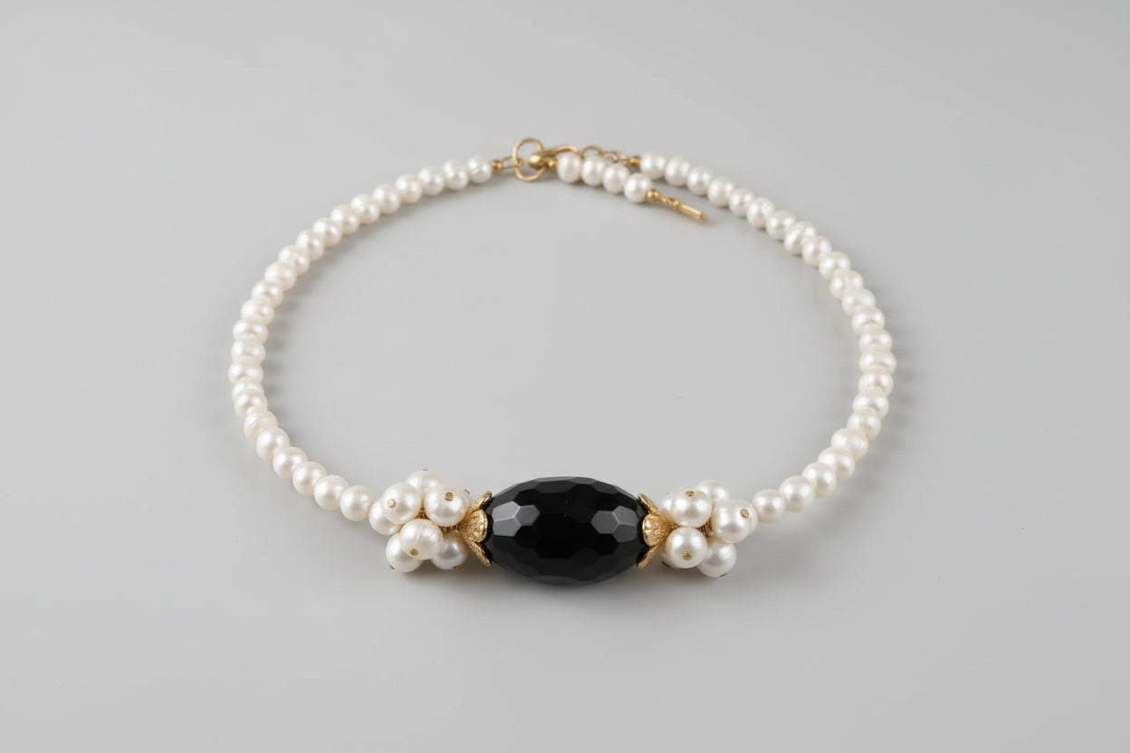 Collana in oro su bronzo con onice naturale viola blu nero e perle bianche