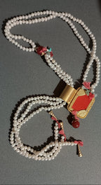 collana perle barocche naturali diaspro rosso velluto saliscendi oro opaco elegante