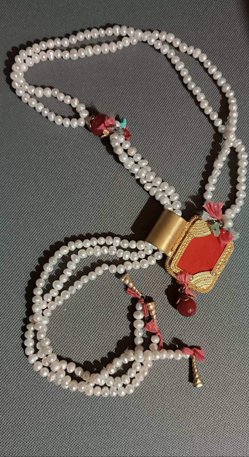 collana perle barocche naturali diaspro rosso velluto saliscendi oro opaco elegante