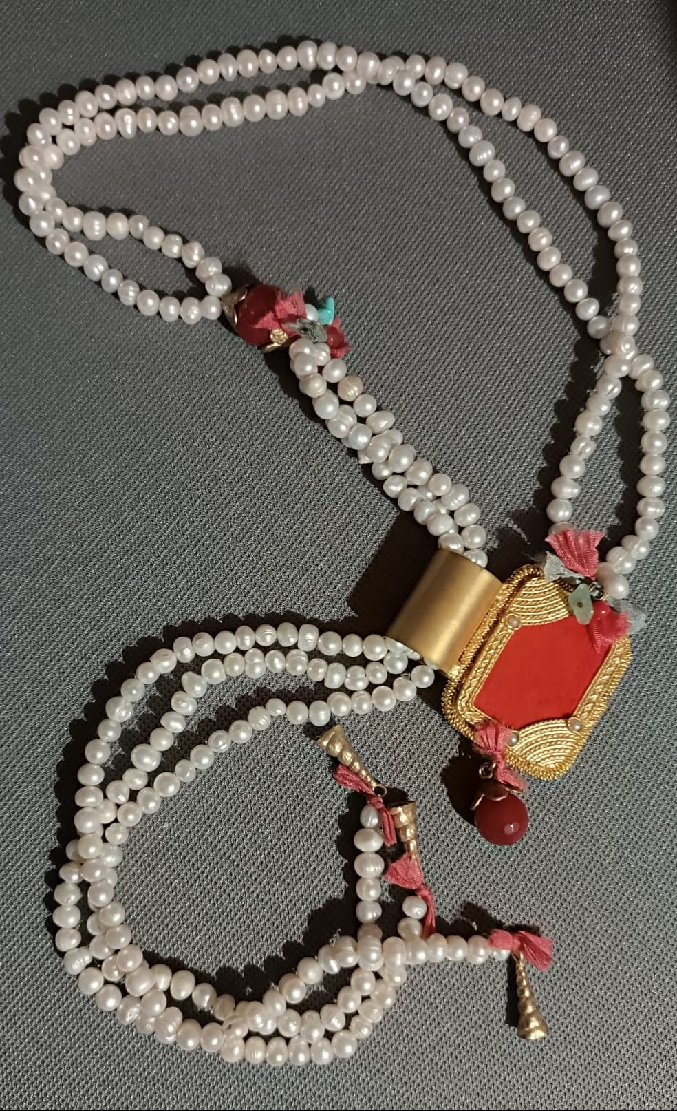 collana perle barocche naturali diaspro rosso velluto saliscendi oro opaco elegante