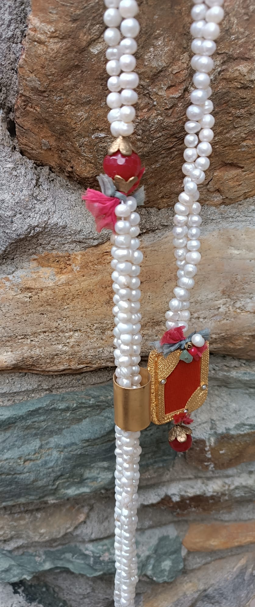 collana perle barocche naturali diaspro rosso velluto saliscendi oro opaco elegante