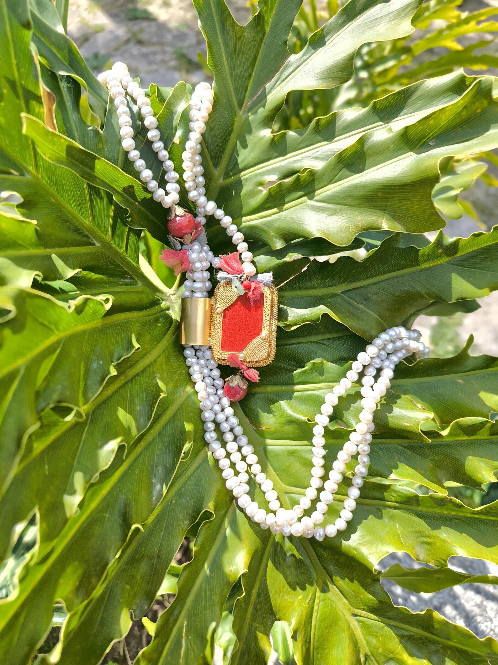collana perle barocche naturali diaspro rosso velluto saliscendi oro opaco elegante