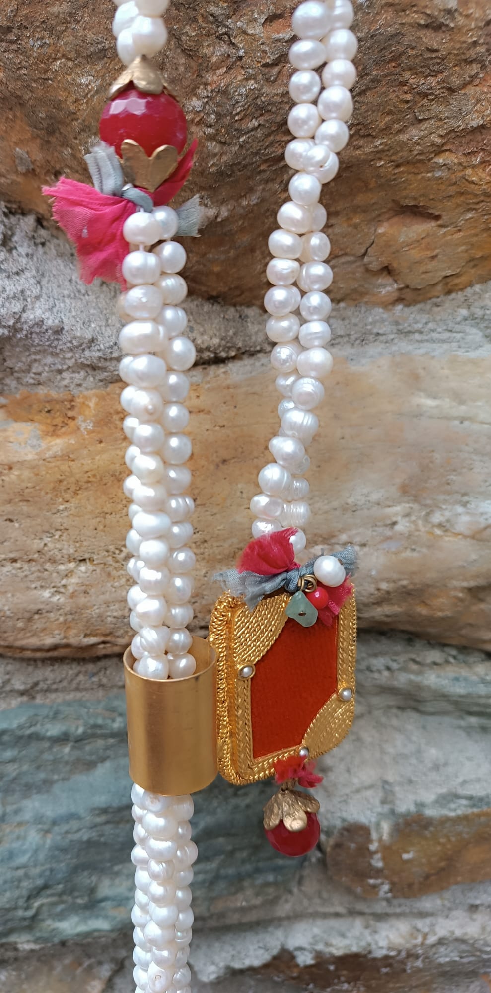 collana perle barocche naturali diaspro rosso velluto saliscendi oro opaco elegante