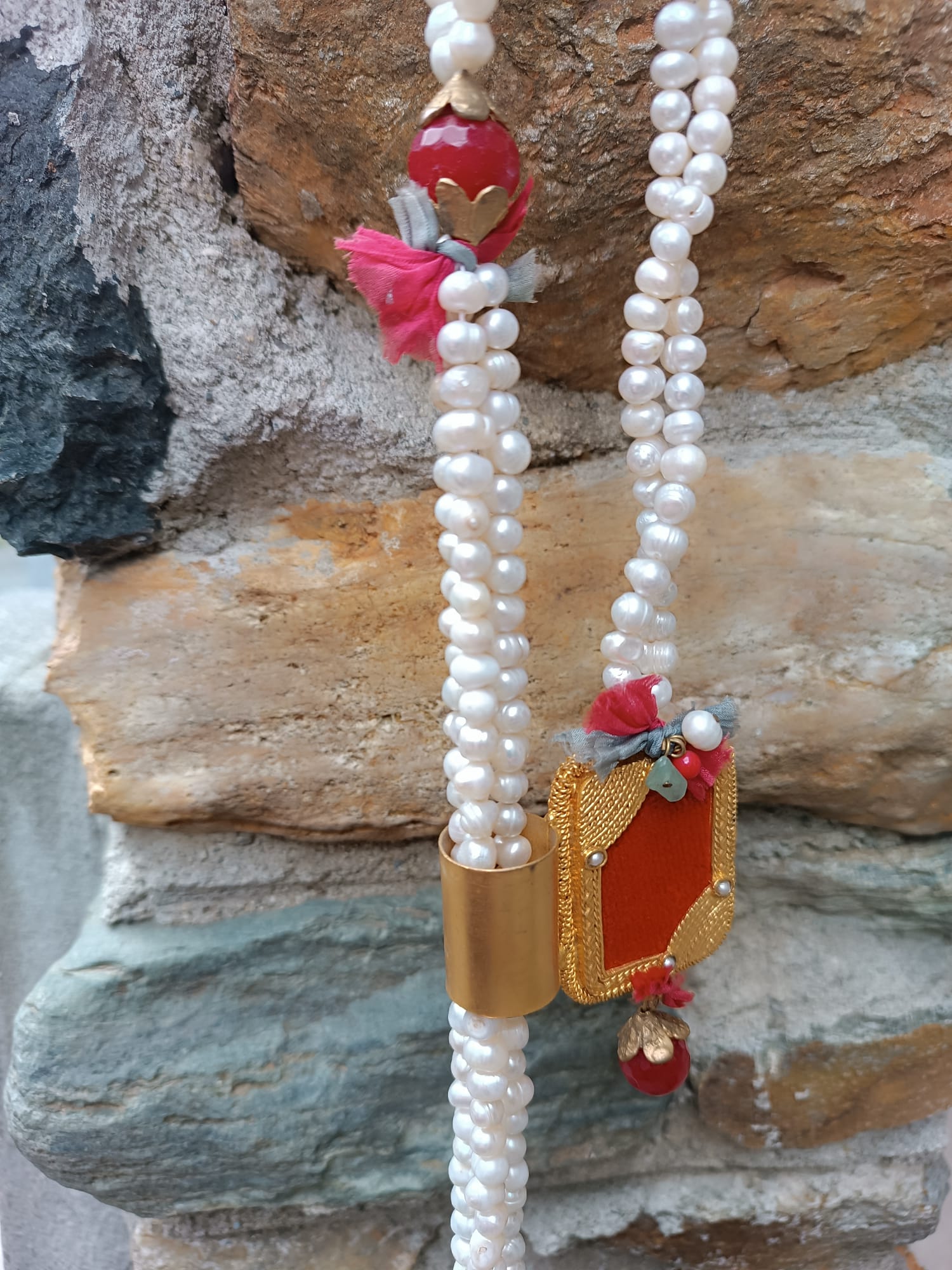 collana perle barocche naturali diaspro rosso velluto saliscendi oro opaco elegante
