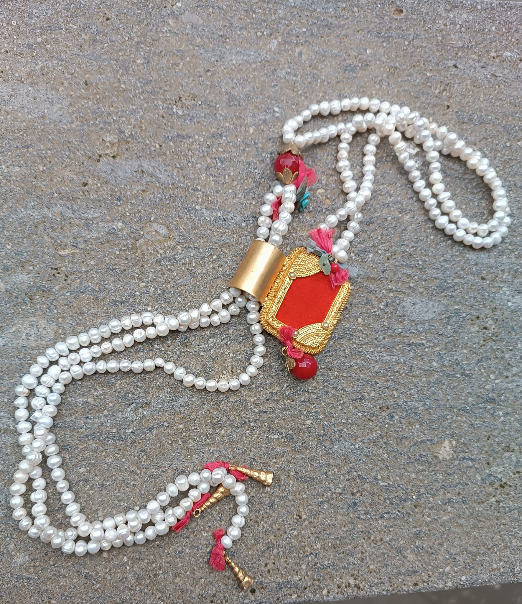 collana perle barocche naturali diaspro rosso velluto saliscendi oro opaco elegante