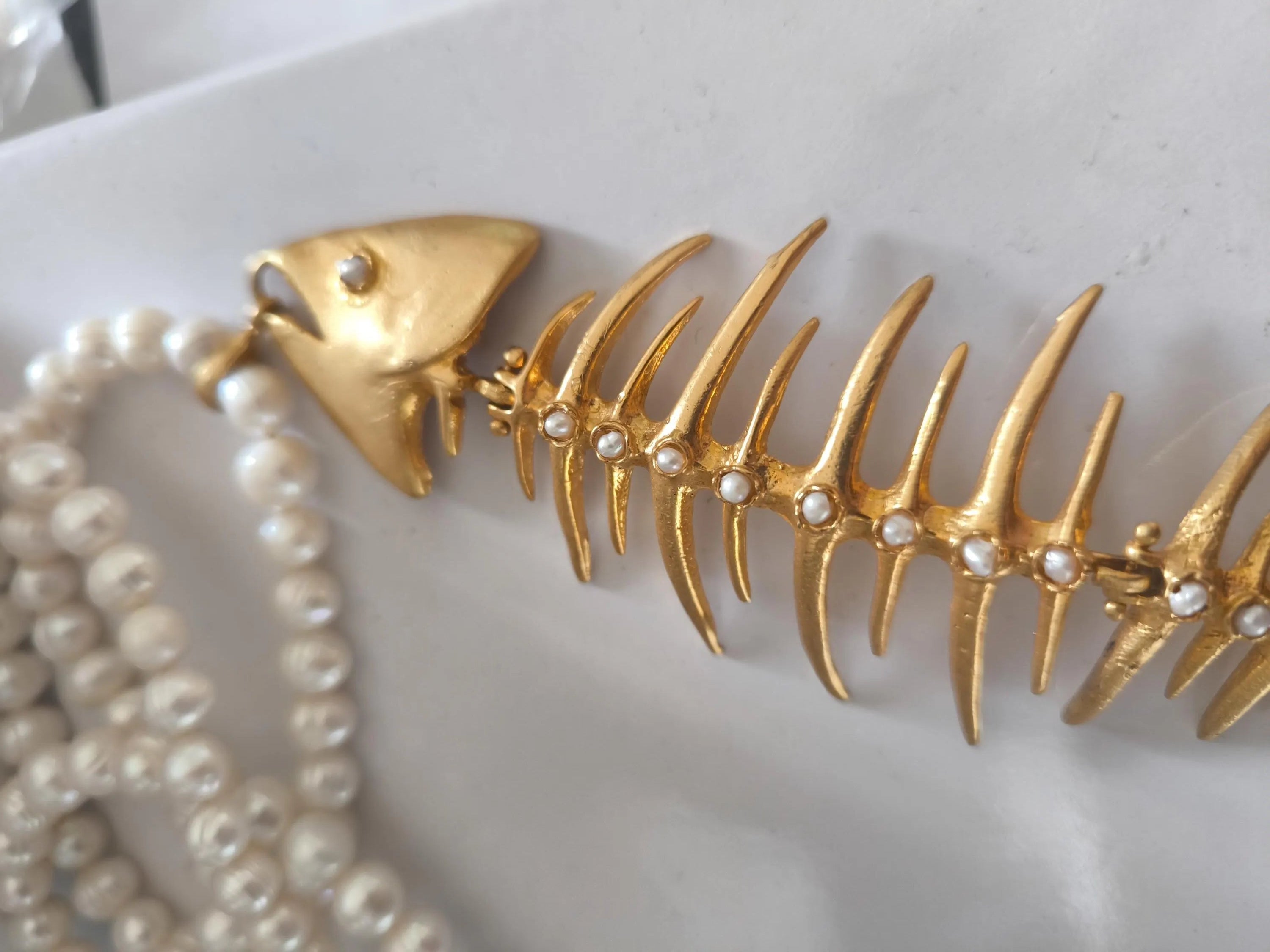 Collana lunga in perle naturali con centrale lisca di pesce e dettagli in malicro perle, elegante e artigianale, lunghezza regolabile