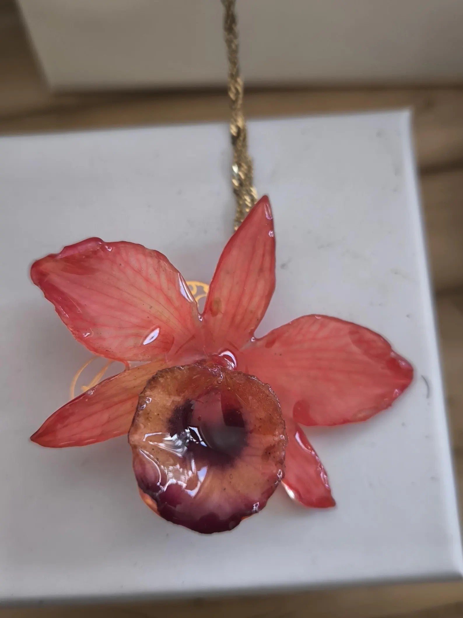 Collana Piccole Orchidee Rosse in Resina con Catenina Acciaio Dorato o Silver – Gioiello Elegante Regolabile