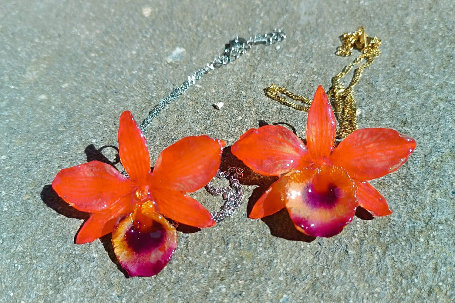 collana piccole orchidee rosse resina catenina acciaio dorato silver regolabile elegante