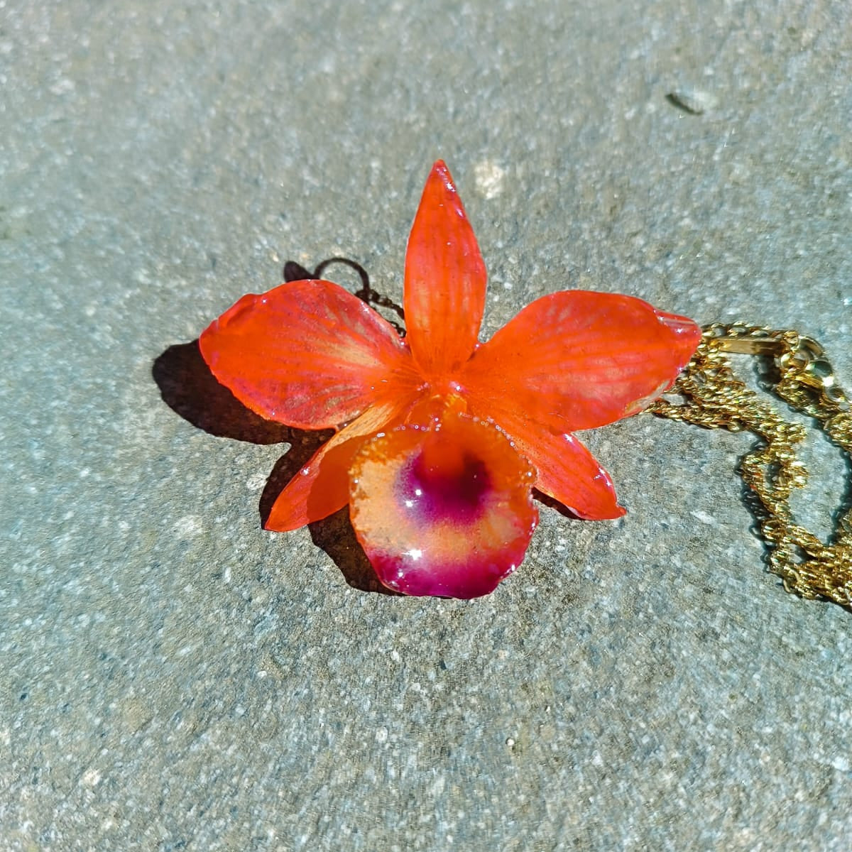 collana piccole orchidee rosse resina catenina acciaio dorato silver regolabile elegante