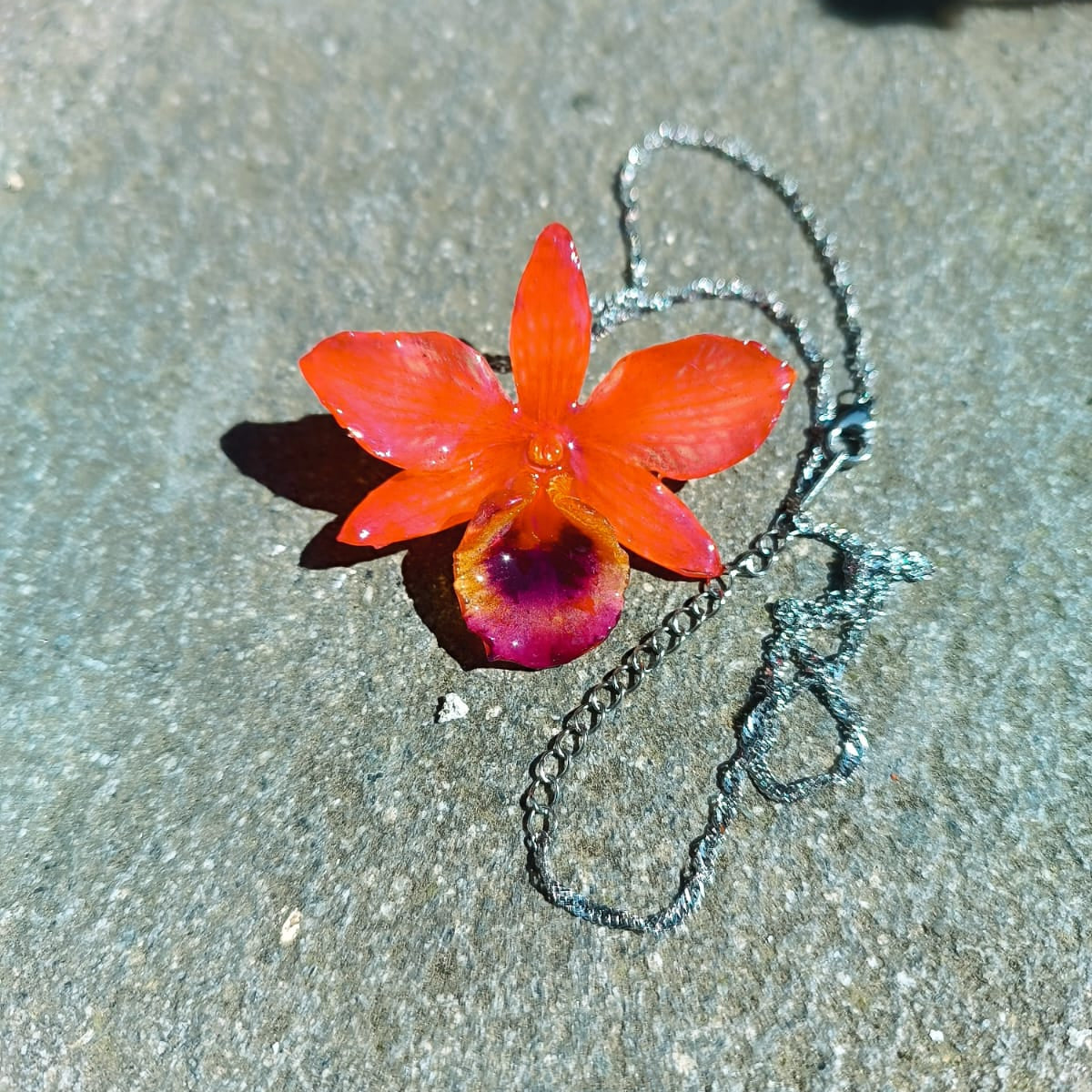 collana piccole orchidee rosse resina catenina acciaio dorato silver regolabile elegante