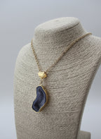 “Collana elegante con agata blu geode centrale”