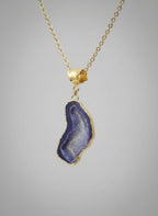 “Collana elegante con agata blu geode centrale”