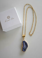 “Collana elegante con agata blu geode centrale”