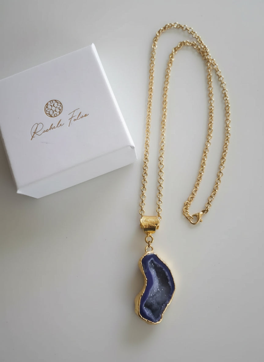“Collana elegante con agata blu geode centrale”