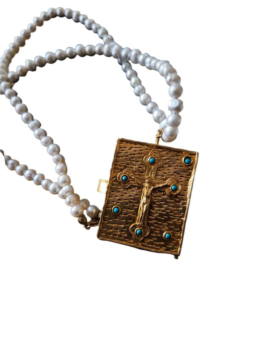 Collana artigianale Made in Italy con libro sacro, Cristo in rilievo e pietre turchesi naturali