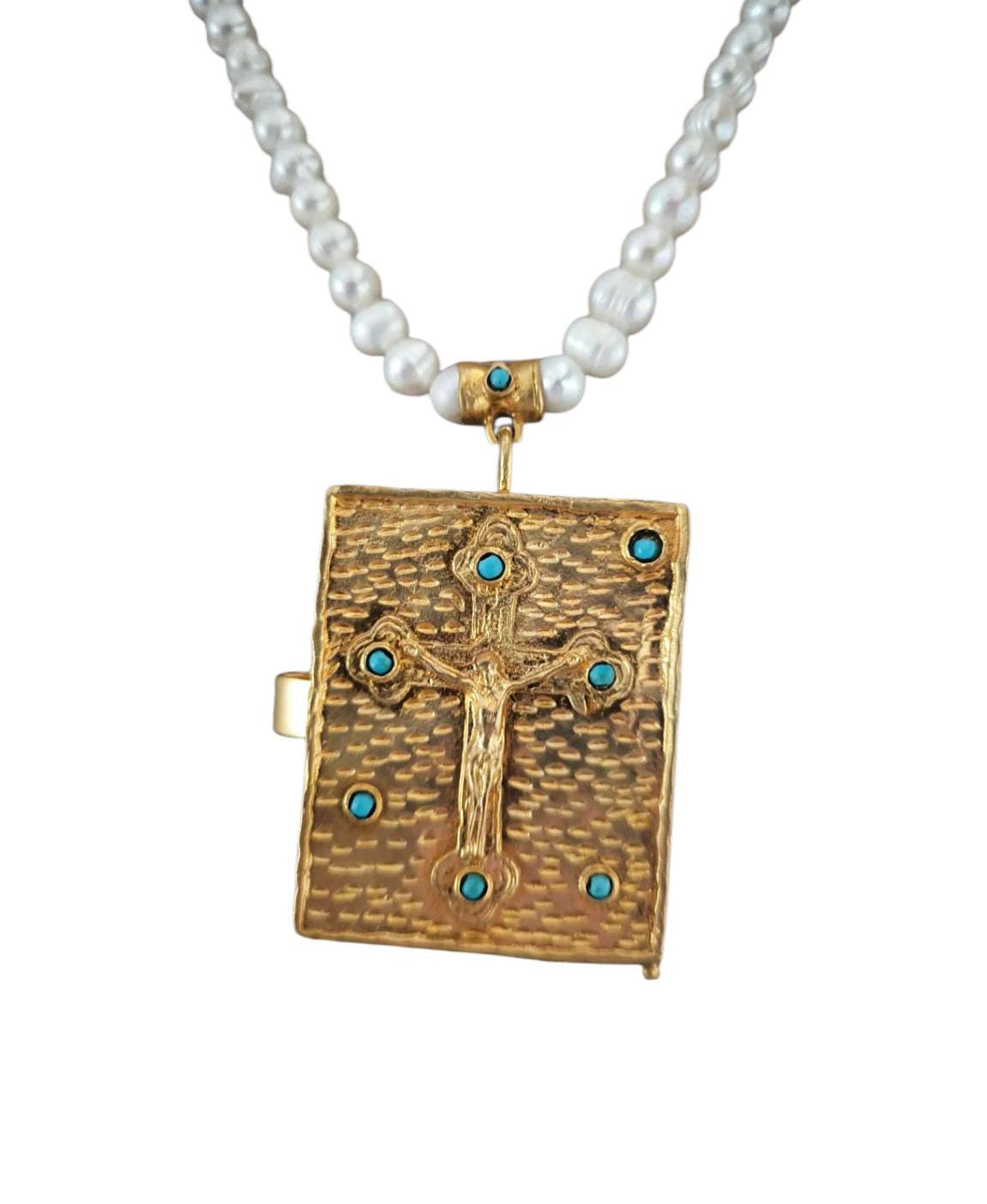Collana artigianale Made in Italy con libro sacro, Cristo in rilievo e pietre turchesi naturali